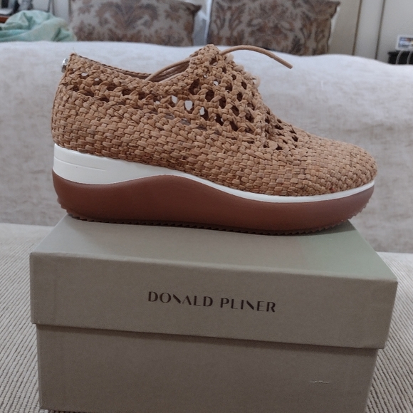 Donald Pliner Lilloco - Picture 1 of 9